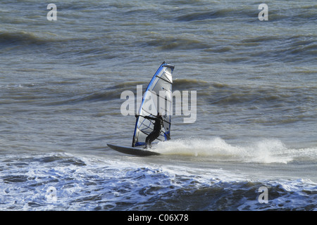 Windsurfen vor Eastbourne, East Sussex, England. Stockfoto
