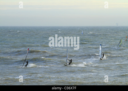 Windsurfen vor Eastbourne, East Sussex, England. Stockfoto