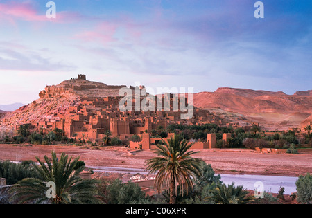 Rosa Sonnenuntergang über dem Ksar Ait Benhaddou, in der Nähe von Ouarzazate, Marokko, Nordafrika Stockfoto