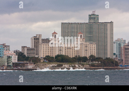 Kuba, Havanna. Hotel Nacional (mit Bäumen vor) von der Festung El Morro gesehen. Edificio Focsa, höhere Gebäude hinter dem Hotel. Stockfoto