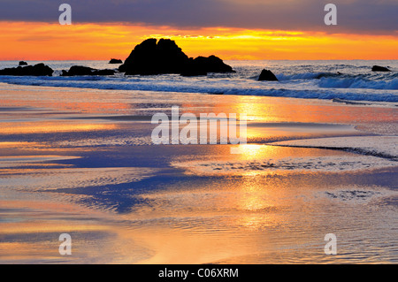 Portugal, Algarve: Sonnenuntergang am Strand Praia Do Amado Stockfoto