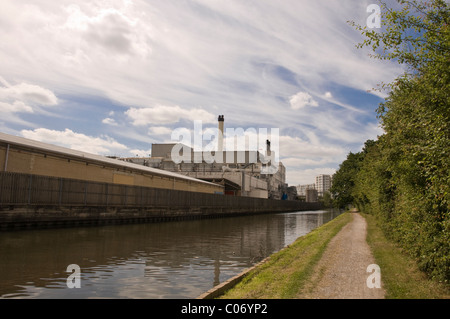 Fabrik durch den Grand Union Canal Stockfoto