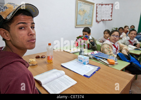 Kuba, Havanna. Schüler der sechsten Klasse mit ihrem Lehrer in der Klasse Studium der kubanischen Geschichte. Stockfoto