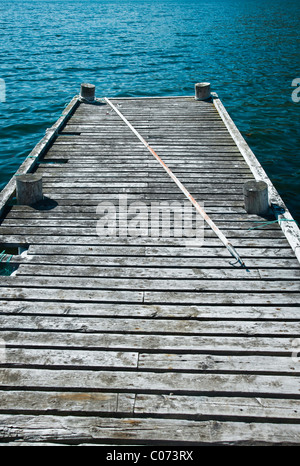 Alte und verwitterte Angelsteg an einem hellen Sommertag Stockfoto