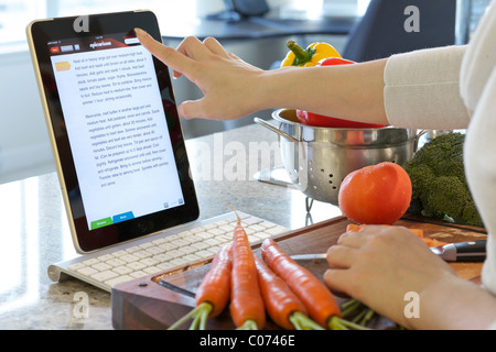 Frau Koch Unterricht online-browsing mit Epicurious iPad app Kochen Stockfoto