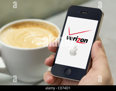 Mann Händchenhalten ein Iphone 4 zeigt Verizon Iphone in den USA erhältlich Stockfoto