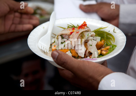 Eine Schüssel mit typisch peruanische Ceviche oder Cebiche, gesehen bei Mistura gastronomia in Lima, Peru. Stockfoto