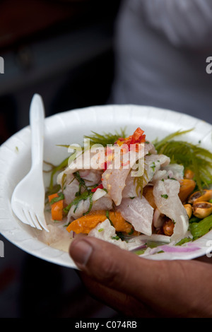 Eine Schüssel mit typisch peruanische Ceviche oder Cebiche, gesehen bei Mistura gastronomia in Lima, Peru. Stockfoto