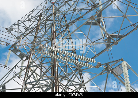 Eine elektrische Fernmeldeturm trägt Hochspannungsleitungen. Stockfoto