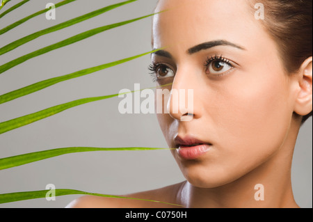 Nahaufnahme einer Frau mit Palm verlässt Stockfoto