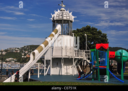 Leuchtturmrutsche am Kinderspielplatz Frank Kitts Park in Wellington Waterfront, Wellington Region, Nordinsel, Neuseeland Stockfoto