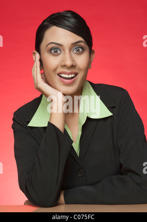 Porträt einer Geschäftsfrau sucht überrascht Stockfoto