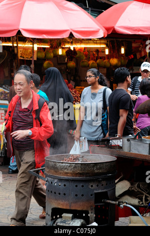 heiße Kastanien essen Stand Stand Jalan Petaling Markt Kuala Lumpur malaysia Stockfoto