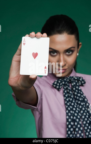 Unternehmerin mit Herz-Ass Stockfoto