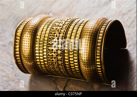 Nahaufnahme von einem traditionellen goldenen Armbinde Stockfoto