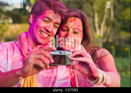 Paar, ein Bild von sich selbst auf Holi Stockfoto