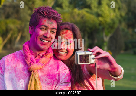 Paar, ein Bild von sich selbst auf Holi Stockfoto