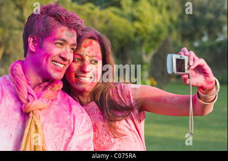 Paar, ein Bild von sich selbst auf Holi Stockfoto