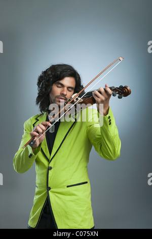 Man spielt eine Violine Stockfoto