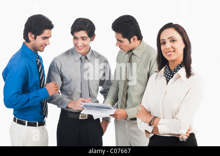 Porträt von eine Geschäftsfrau mit ihren Kollegen diskutieren im Hintergrund Stockfoto