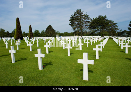 Kreuze, gemacht von Marmor, amerikanischen Soldatenfriedhof am Omaha Beach in der Nähe von Colleville-Sur-Mer, Normandie, Frankreich, Europa Stockfoto