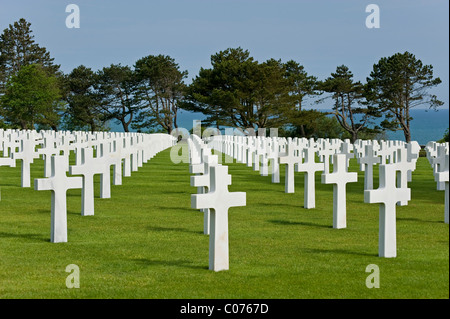 Kreuze, gemacht von Marmor, amerikanischen Soldatenfriedhof am Omaha Beach in der Nähe von Colleville-Sur-Mer, Normandie, Frankreich, Europa Stockfoto