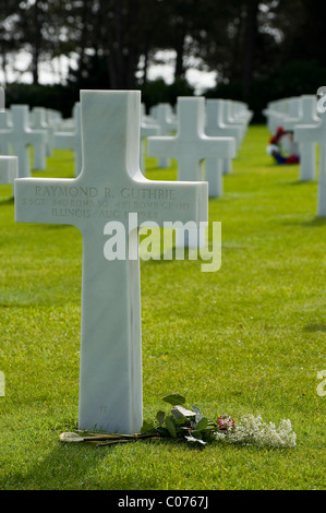 Kreuze, gemacht von Marmor, amerikanischen Soldatenfriedhof am Omaha Beach in der Nähe von Colleville-Sur-Mer, Normandie, Frankreich, Europa Stockfoto