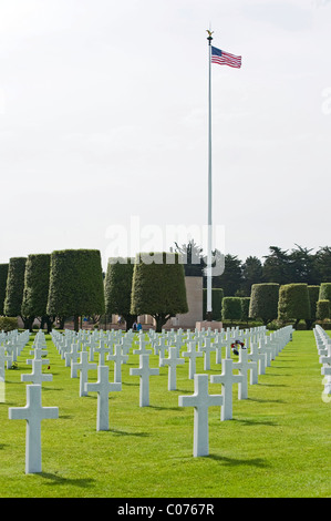 Kreuze, gemacht von Marmor, amerikanischen Soldatenfriedhof am Omaha Beach in der Nähe von Colleville-Sur-Mer, Normandie, Frankreich, Europa Stockfoto