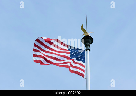 Stars And Stripes, amerikanischen Soldatenfriedhof am Omaha Beach in der Nähe von Colleville-Sur-Mer, Normandie, Frankreich, Europa Stockfoto