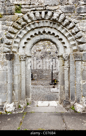 Portal mit Gesichtern aus Stein, Ruinen Dysert O'Dea Kirche nahe Corofin, County Clare, Irland, Europa Stockfoto