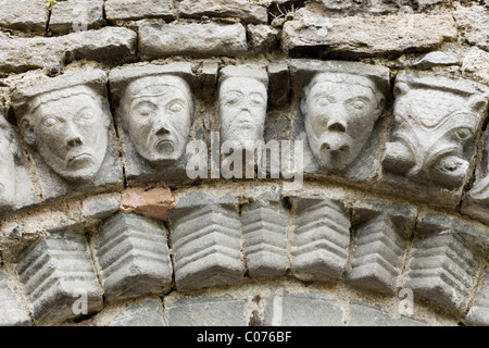 Gesichter von Stein, Dysert O'Dea nahe Corofin, County Clare, Irland, Europa Kirchenruine Stockfoto