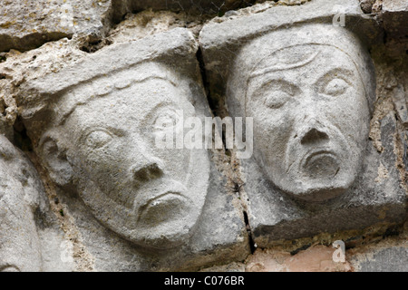 Gesichter von Stein, Dysert O'Dea nahe Corofin, County Clare, Irland, Europa Kirchenruine Stockfoto