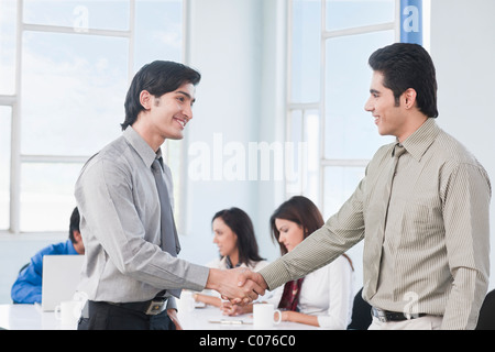 Zwei Geschäftsleute Händeschütteln in einer Besprechung Stockfoto