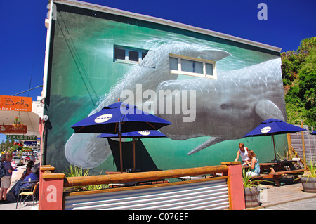 Café im Freien und Wal Wandbild, West End, Kaikoura, Canterbury, Südinsel, Neuseeland Stockfoto