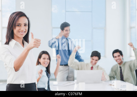 Führungskräfte, die ihre Erfolge feiern Stockfoto