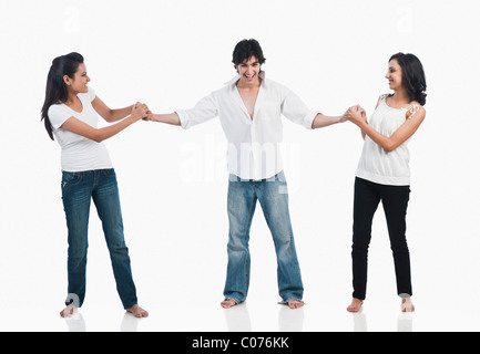 Zwei Frauen ziehen Männer Stockfoto