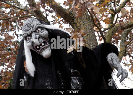 Hexe Figur, hängen von einem Baum, gruselig, Walpurgisnacht Stockfoto