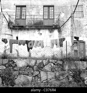 Traditionelle Lufttrocknung Wäsche vor der Fassade eines alten Hauses, Portugal, Europa Stockfoto