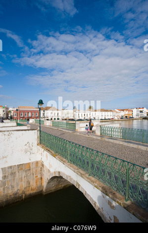 Ponte Romana, römische Brücke über den Rio Gilao Fluss, Tavira, Algarve, Portugal, Europa Stockfoto