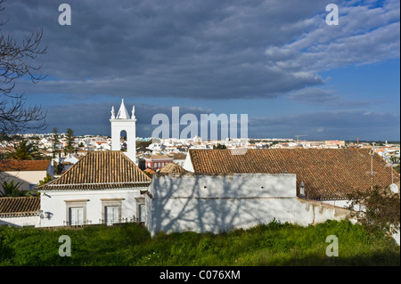 Altstadt mit Igreja da Misericórdia Church, Tavira, Algarve, Portugal, Europa Stockfoto