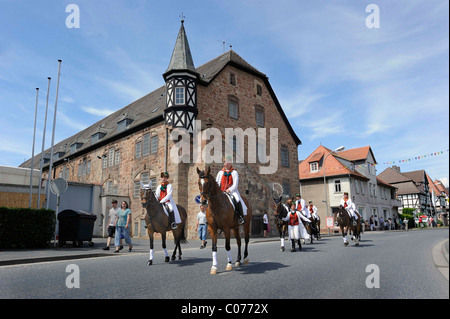 Fahrer in traditionellen Kostümen von Schwalm, Salatkirmes fair, Ziegenhain, Schwalmstadt, Schwalm-Eder-Kreis Bezirk Stockfoto