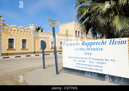 Alte Kaserne und melden Sie Prinzessin Rupprecht Heim, Architektur aus der deutschen Kolonialzeit, jetzt Hostel, Swakopmund Stockfoto