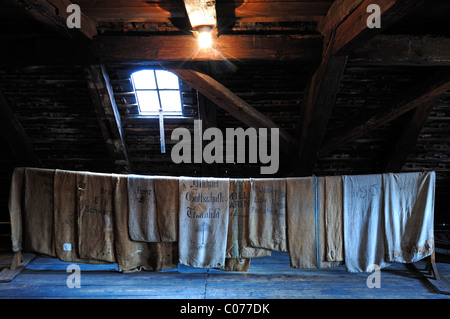 Alten Mehl Säcke auf dem Dachboden der Mühle, Industriemuseum, Sichartstrasse 17, Lauf ein der Pegnitz, Middle Franconia, Bayern Stockfoto