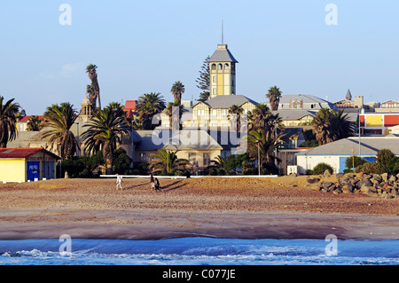 Woermann Gebäude mit Woermann Turm und Atlantik Strand, Architektur aus der deutschen Kolonialzeit, Swakopmund Stockfoto