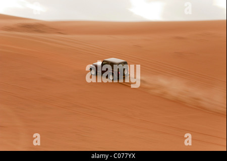 Jeep treiben die Düne, Wahiba Sands, Oman, Naher Osten Stockfoto