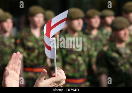 Truppen aus dem 1. Bataillon (die Wikinger) Königliches Anglian Regiment Parade durch Basildon Essex am St.-Georgs Tag 23.04. 2009 Stockfoto