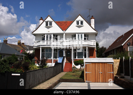 typischen schönen englischen Haus mit Garage in Marineparade, Dovercourt, Essex, Harwich, England, uk Stockfoto