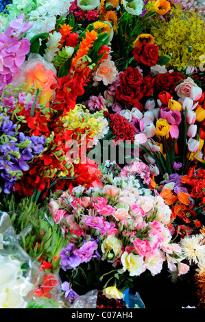 Trauben von bunten farbenfrohen gefälschte künstlichen Plastikblumen blüht auf Verkauf Ben Thanh Markt ho Chi Minh Stadt Vietnam Asien Stockfoto