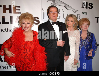 Ruta Lee, Roger Moore, Christina Tholstrup und Debbie Reynolds Thalians 52. Jubiläums-Gala, die Beschaffung von Mitteln für die Thalians Stockfoto