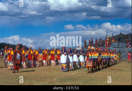 Traditionelle Parade der Sonne Jungfrauen und Krieger der Sonne, das Inti Raymi Fest zur Wintersonnenwende Stockfoto